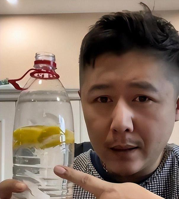 现身云南骑机车去郊游实现财富自由没啥烦恼麻将胡了2试玩模拟器45岁网红大冰近况：(图10)