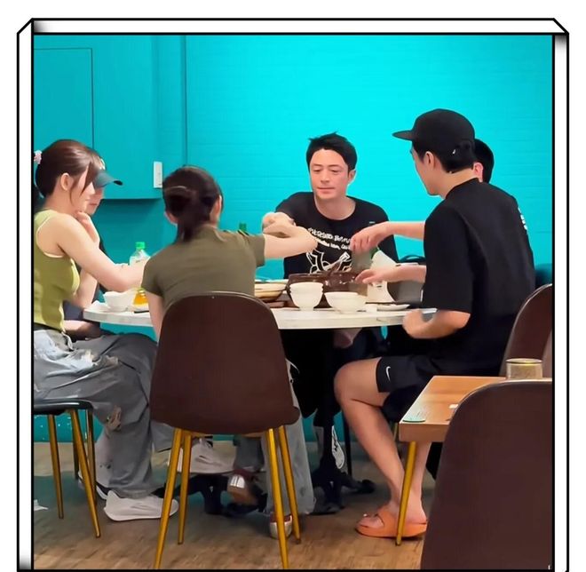 被偶遇素颜帅气十足请网友喝酒与网友麻将胡了2试玩网站霍建华与友人聚餐(图1)